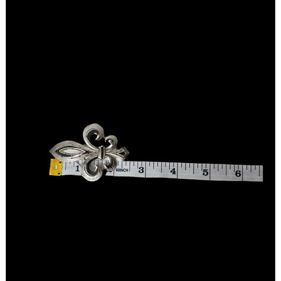 Crown Trifari Fleur De Lis Brooch Silver Tone Pin Brushed Smooth Shiny Wearable - Picture 12 of 12